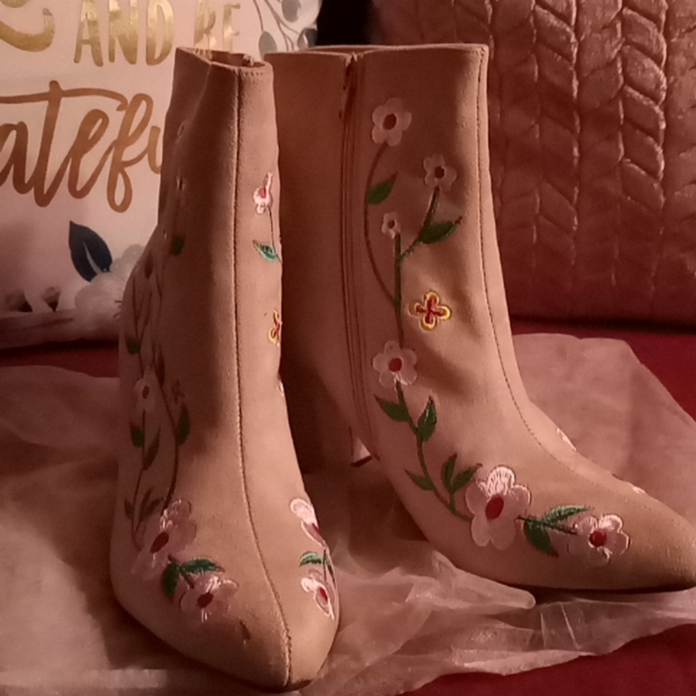 Chase&Chole Tan Floral Blocked 2 ' bootie